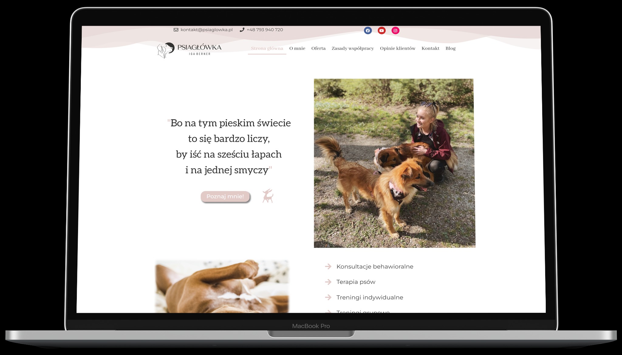 Ekran laptopa MacBook Pro wyświetlający stronę internetową Psiagłówka Igi Berner z wizerunkiem kobiety z psami na tle zieleni.