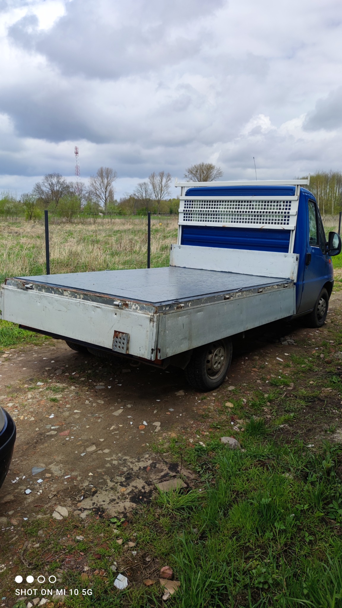 Ładowność 1500 kg Wymiary paki ok 2x3 metra Możliwość zakrycia ładunku.