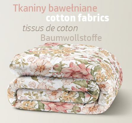 Złożona kołdra bawełniana w kwiaty, widoczne napisy w różnych językach: Tkaniny bawełniane, cotton fabrics, tissus de coton, Baumwollstoffe.