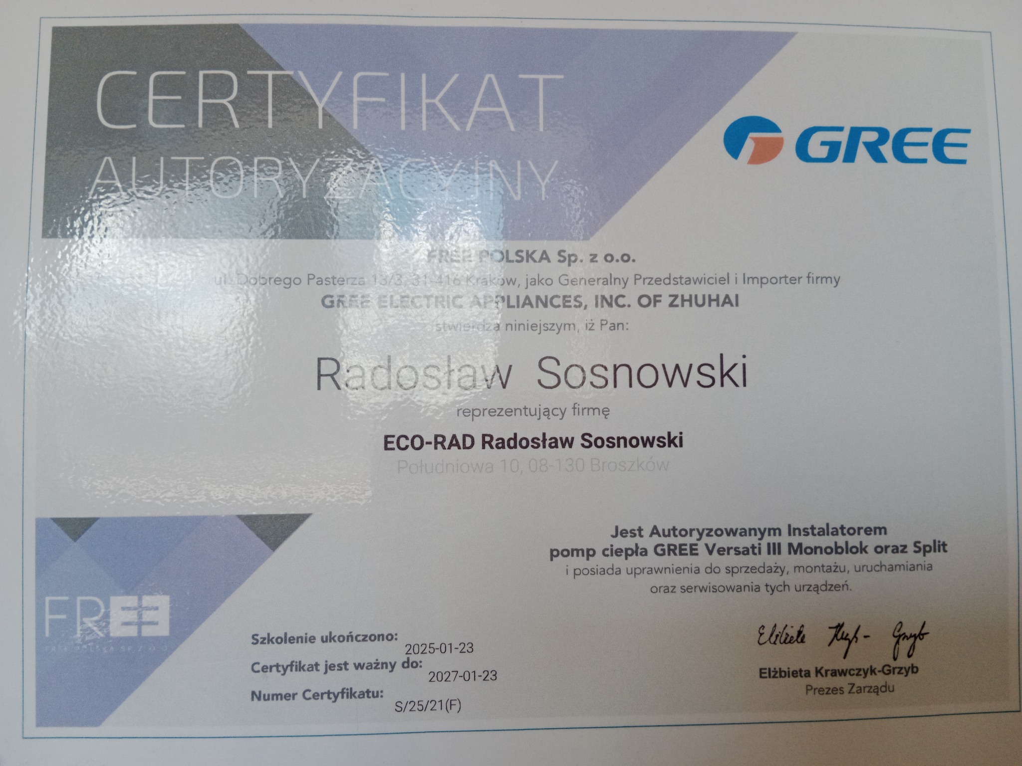 Skan certyfikatu autoryzacyjnego firmy ECO-RAD Radosław Sosnowski, potwierdzającego uprawnienia do instalacji pomp ciepła GREE Versati III Monoblok oraz Split, z logo GREE w prawym górnym rogu...