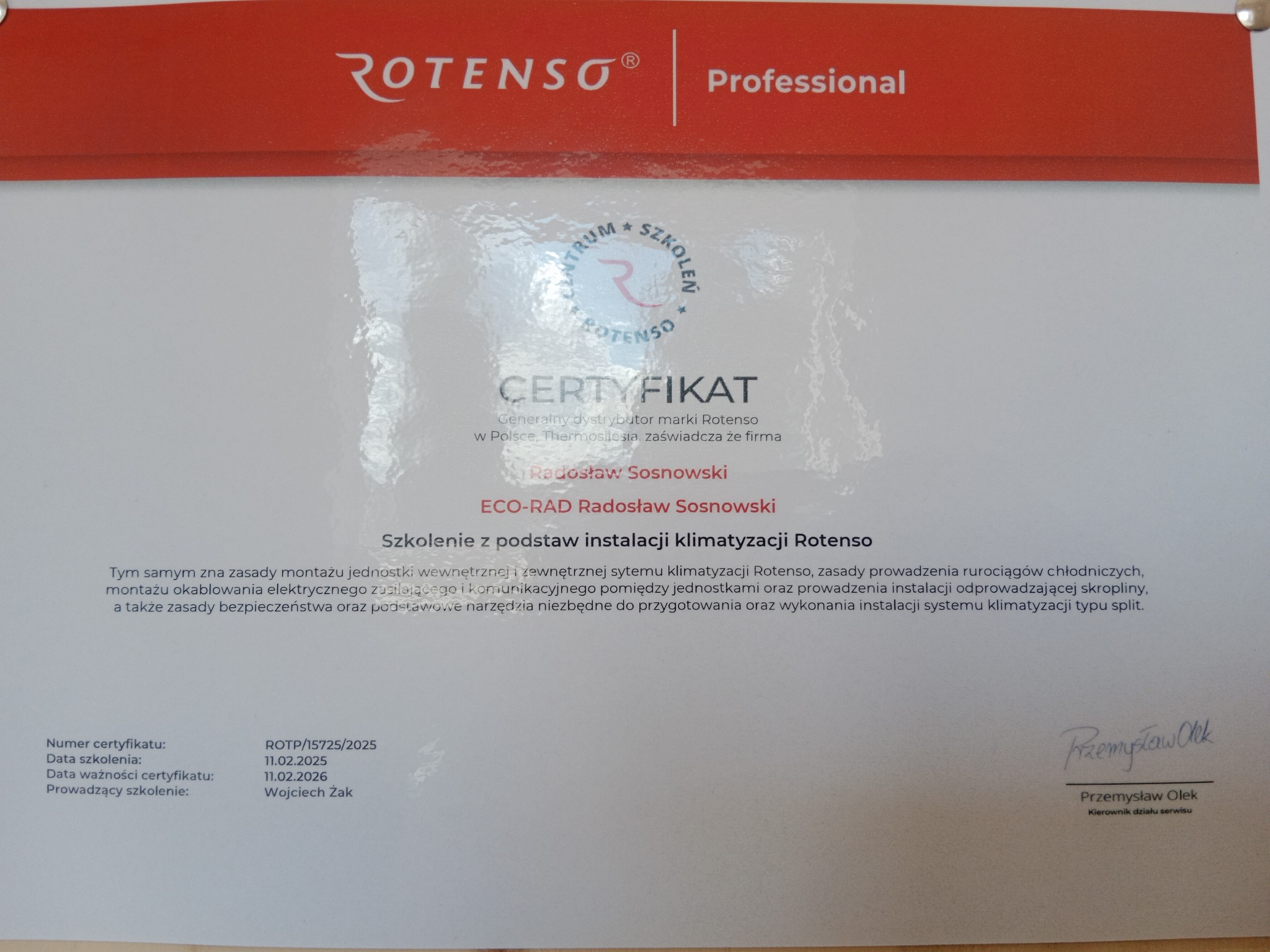 Skan certyfikatu ukończenia szkolenia z zakresu instalacji klimatyzacji Rotenso, z pieczątką i podpisem kierownika działu serwisu, potwierdzający znajomość zasad montażu jednostek wewnętrznych...