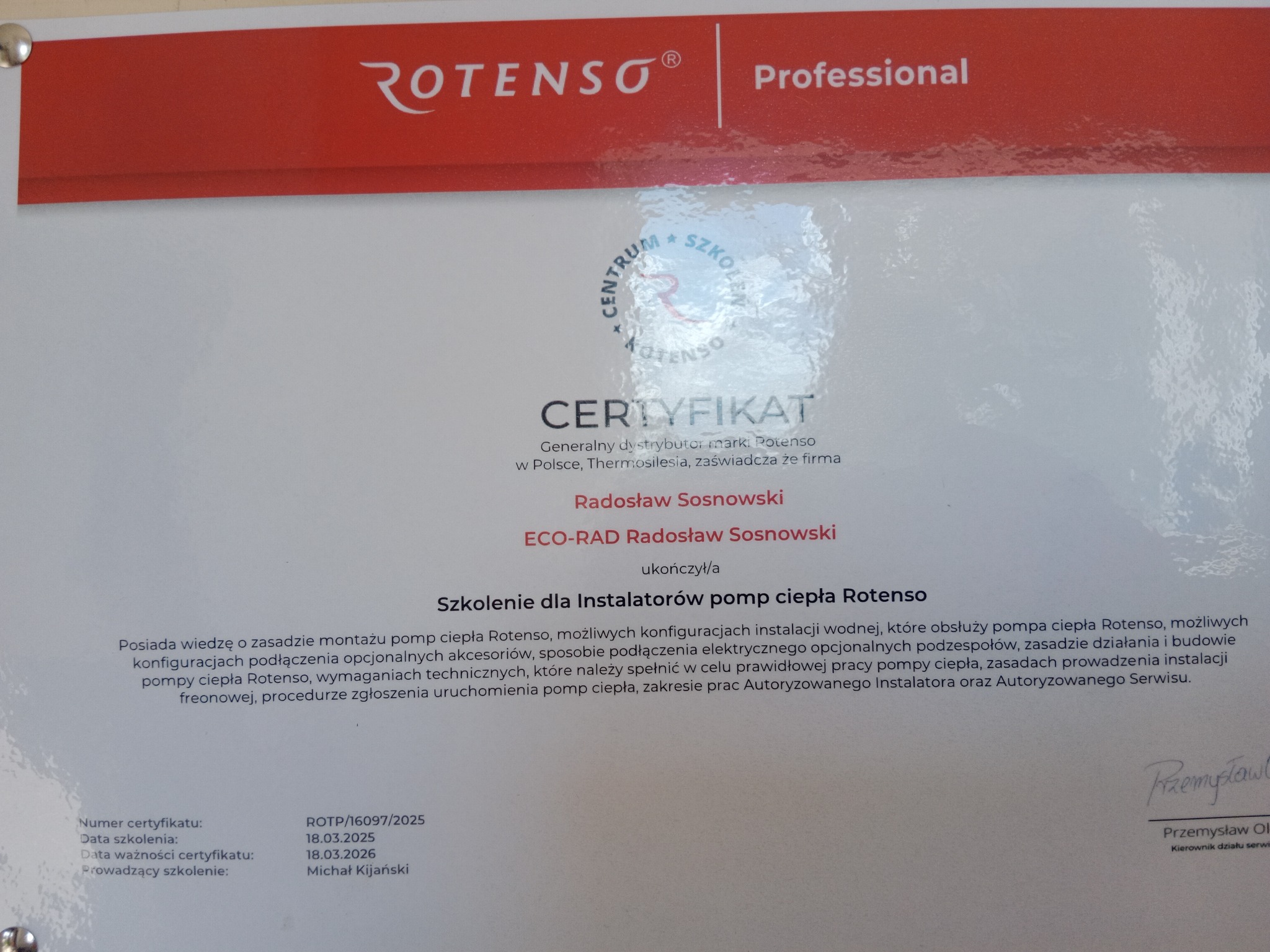 Certyfikat ukończenia szkolenia dla instalatorów pomp ciepła Rotenso, wystawiony przez Centrum Szkolenia Rotenso dla Radosława Sosnowskiego z ECO-RAD Radosław Sosnowski, potwierdzający wiedzę...