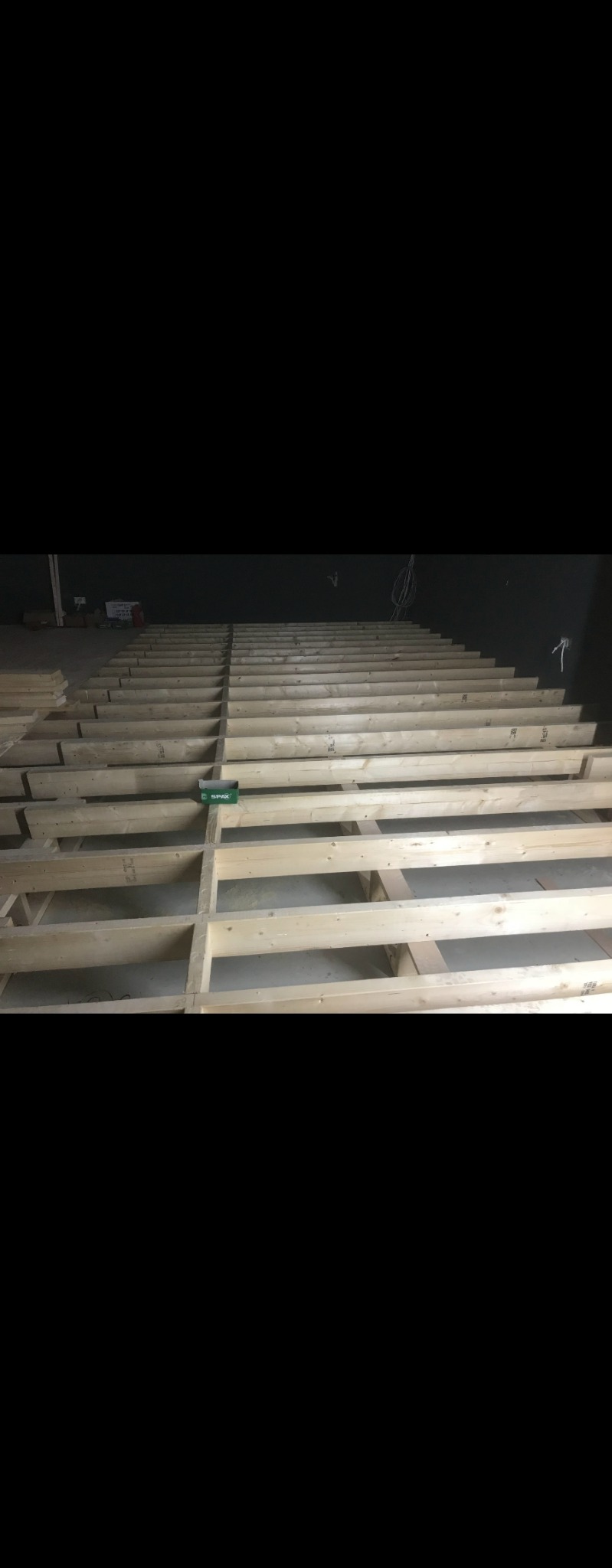 Konstrukcja szkieletowa pod podłogę z drewnianych belek, widoczna puszka ze śrubami Spax, Katowice.