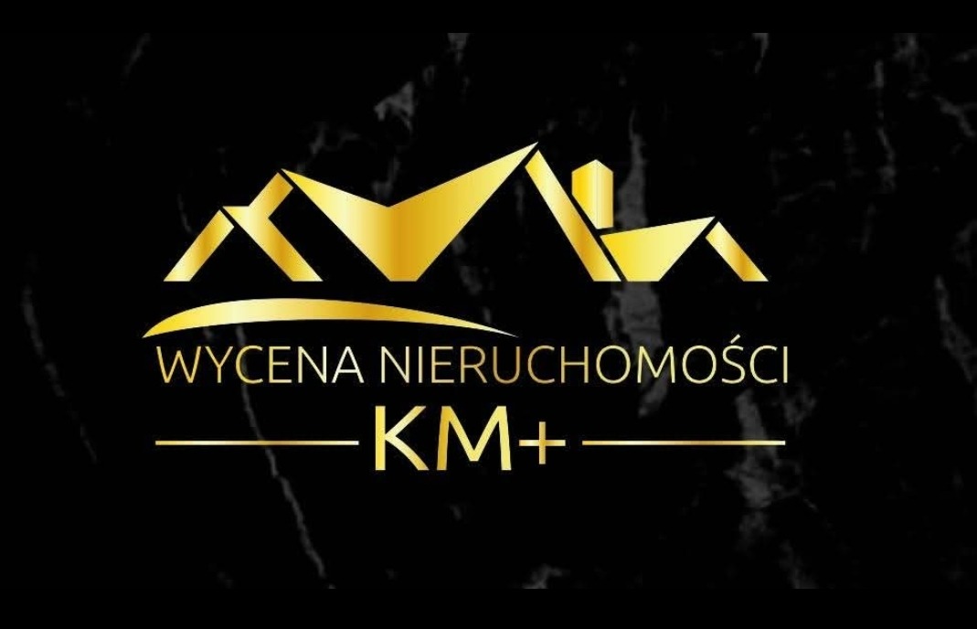 Złote logo firmy KM+ z motywem dachu i napisem 'Wycena Nieruchomości' na czarnym, marmurkowym tle. Elegancki branding dla rzeczoznawcy majątkowego.