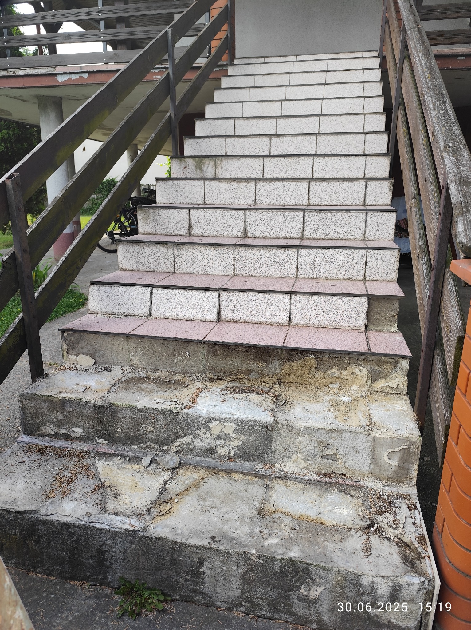 Zniszczone schody, zamieniłem na takie