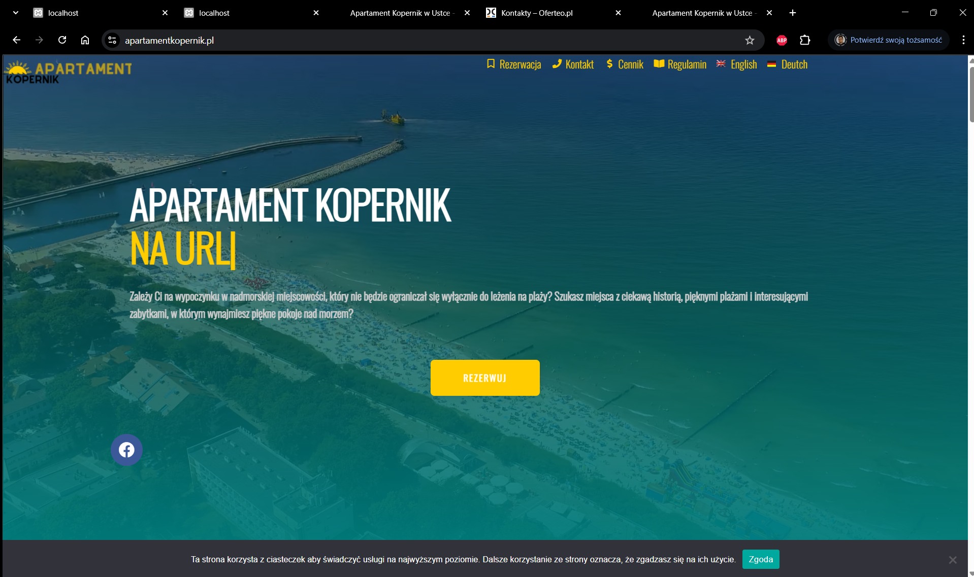 Strona internetowa apartamentkopernik.pl z systemem rezerwacji, widok z góry na plażę i morze w tle.