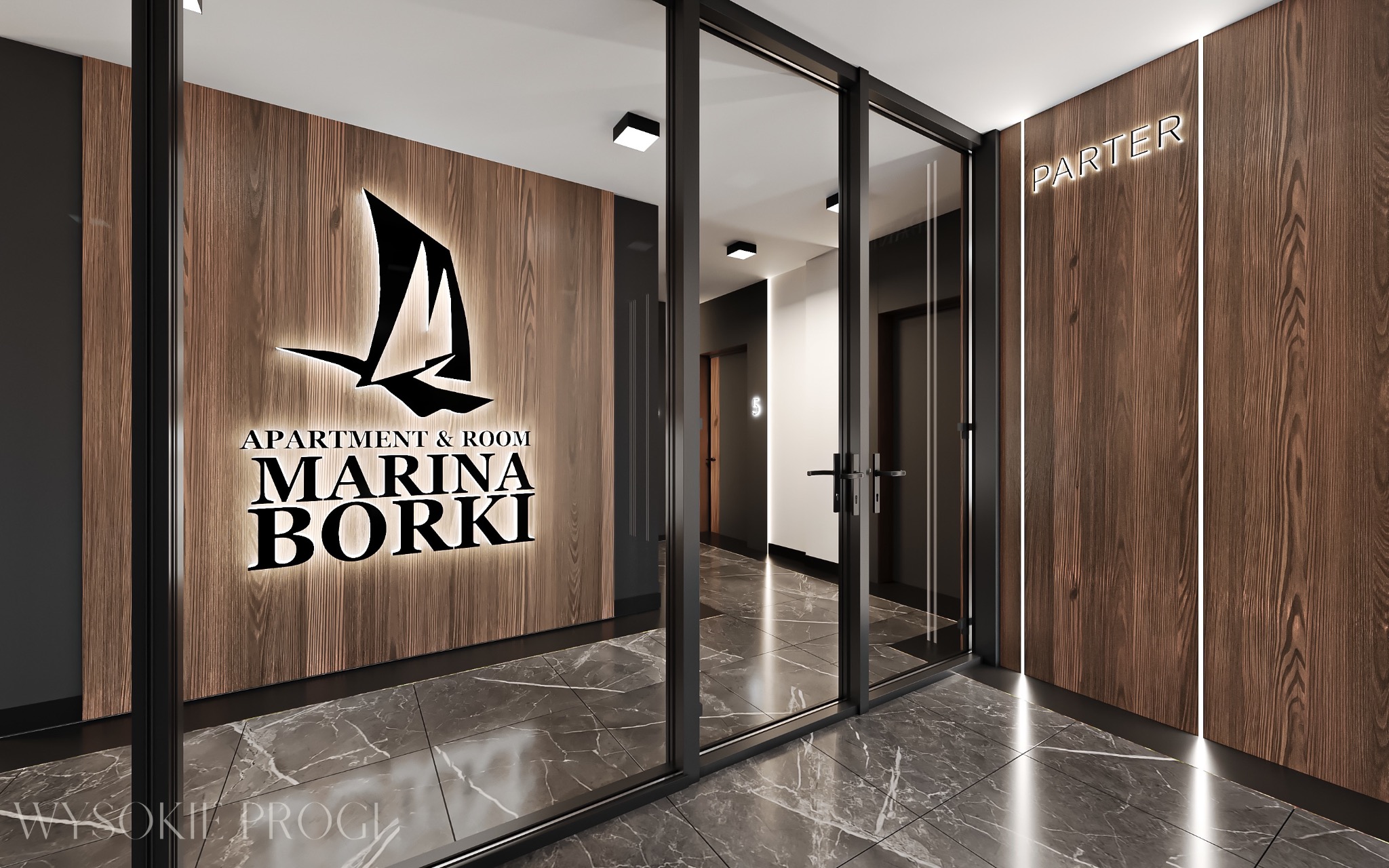 Wnętrze korytarza apartamentowca z drewnianą okładziną, logo budynku z podświetleniem LED oraz marmurową posadzką, widok przez przeszklone drzwi.