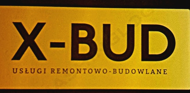 Tabliczka z napisem 'X-BUD Usługi Remontowo-Budowlane' w kolorze żółto-złotym z ciemnobrązowymi literami.