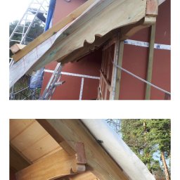 ProjektC24 -Konstrukcje Drewniane Adam Kamiński - Konstrukcja dachu z drewnianymi zdobieniami w trakcie budowy, widoczny ruszt i folia ochronna.