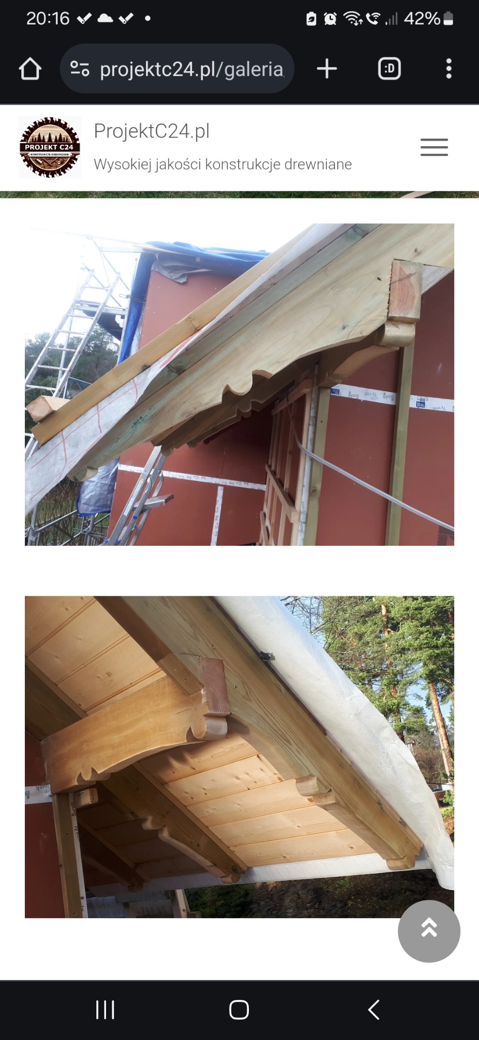 Konstrukcja dachu z drewnianymi zdobieniami w trakcie budowy, widoczny ruszt i folia ochronna.