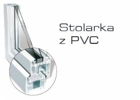 Przekrój ramy okiennej z tworzywa sztucznego PVC, ukazujący wielokomorową budowę profilu, z widocznymi uszczelkami i szybami zespolonymi, na białym tle.