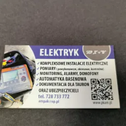 Wizytówka elektryka z listą usług: kompleksowe instalacje elektryczne, pomiary, monitoring, alarmy, domofony, automatyka basenowa, dokumentacja dla Tauron i ubezpieczycieli. Zawiera numer telefonu,...