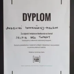 Dyplom dla Angeliki Imianowskiej-Pielech za zajęcie I miejsca w konkursie na temat 'Selfie bez twarzy', wydany przez Redakcję Szerokiego Kadru by Nikon.