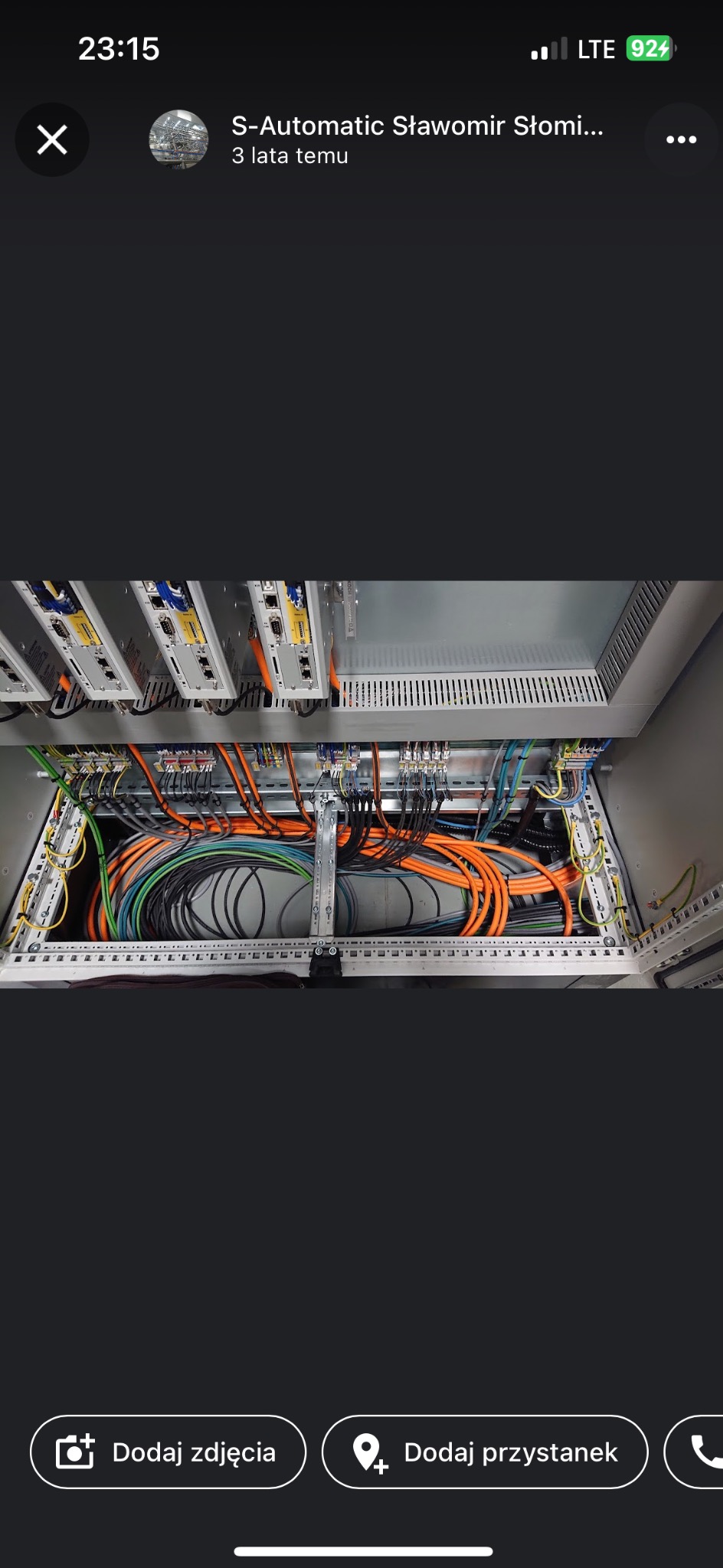 Wnętrze szafy sterowniczej z uporządkowanymi kablami w różnych kolorach, widoczne moduły elektroniczne i złącza.