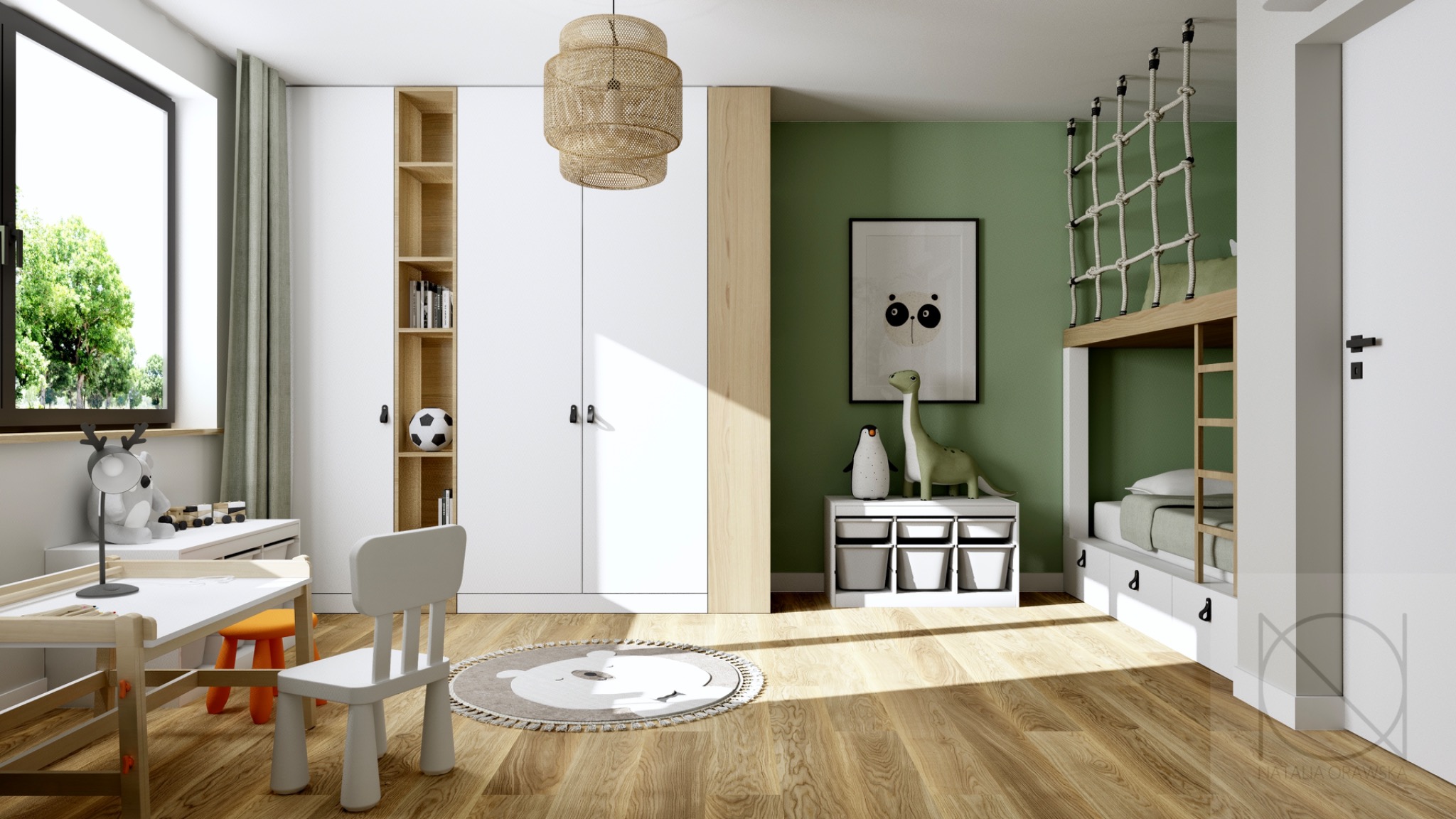 Pokój dziecięcy w odcieniach bieli i zieleni z łóżkiem piętrowym z siatką do wspinaczki, biurkiem z pomarańczowym krzesełkiem i dywanem w kształcie misia.