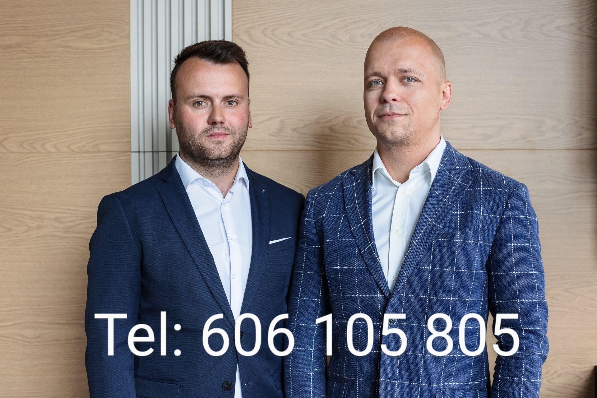 Portret dwóch mężczyzn w garniturach na tle drewnianej ściany, z naniesionym numerem telefonu.