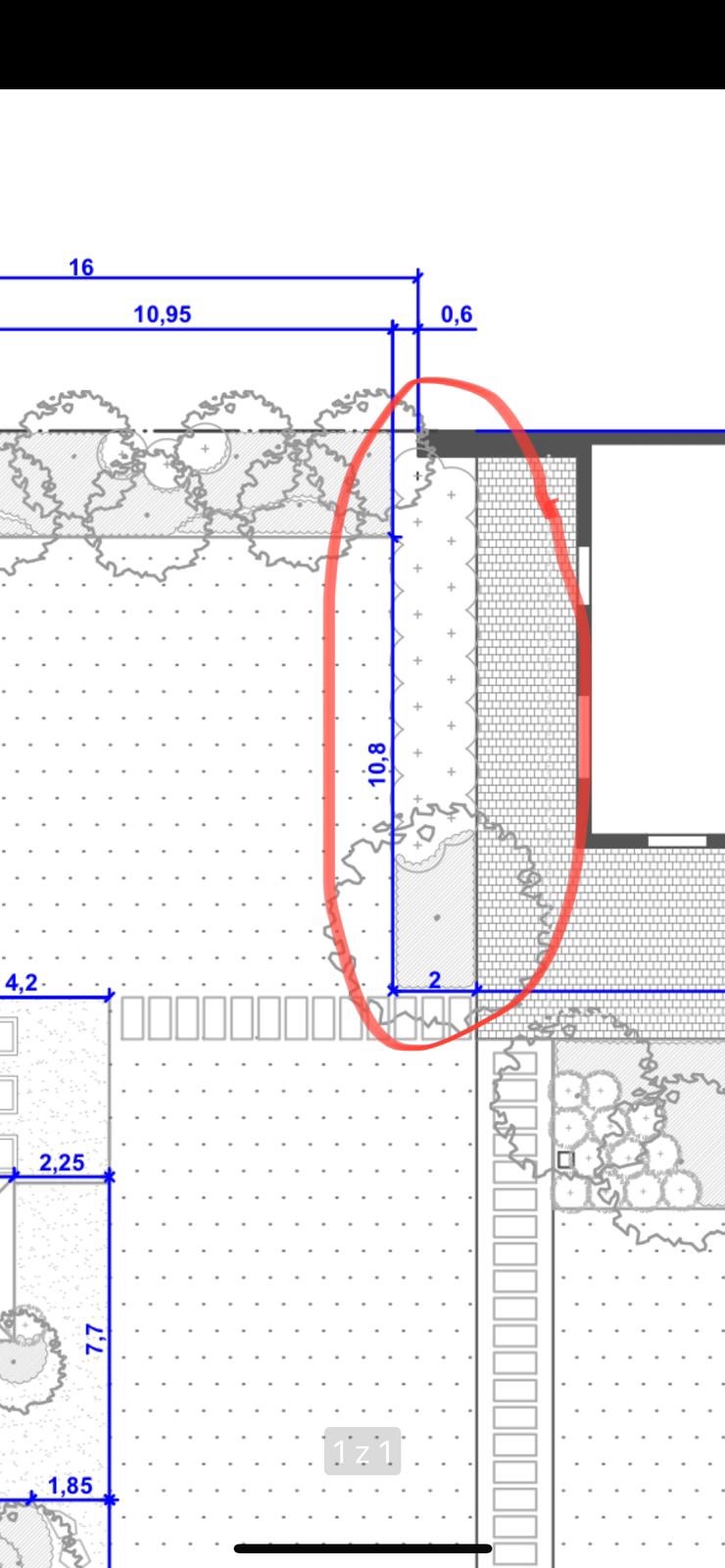 Plan zagospodarowania działki z wymiarami, przedstawiający układ kostki brukowej, rabat kwiatowych i nasadzeń drzew, z zaznaczoną strefą rabaty wzdłuż budynku.