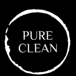 Logo firmy Pure Clean z napisem 'profesjonalne sprzątanie' w kolorze białym na czarnym tle, otoczone nieregularnym białym okręgiem.