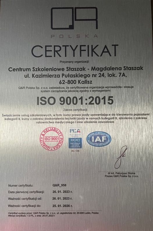 Metalowa tablica certyfikatu ISO 9001:2015 dla Centrum Szkoleniowego Staszak w Kaliszu, potwierdzającego świadczenie usług szkoleniowych, w tym kursów prawa jazdy kategorii B, doskonalenia techniki...