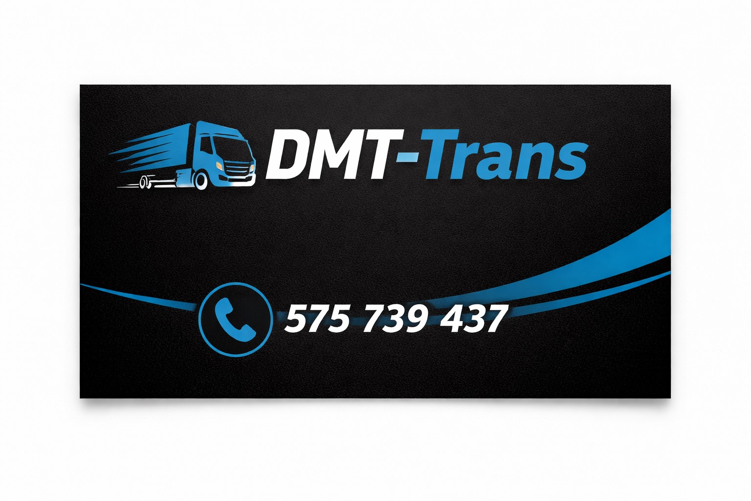 Grafika DMT-Trans z niebieskim logotypem ciężarówki, numerem telefonu 575 739 437 na czarnym teksturowanym tle. Minimalistyczny design wizytówki firmy transportowej.