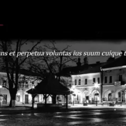 Czarno-biała fotografia nocna przedstawiająca rynek miejski z budynkami oświetlonymi latarniami, z nazwą kancelarii adwokackiej 'Gonet' i cytatem 'Iustitia est constans et perpetua voluntas ius...