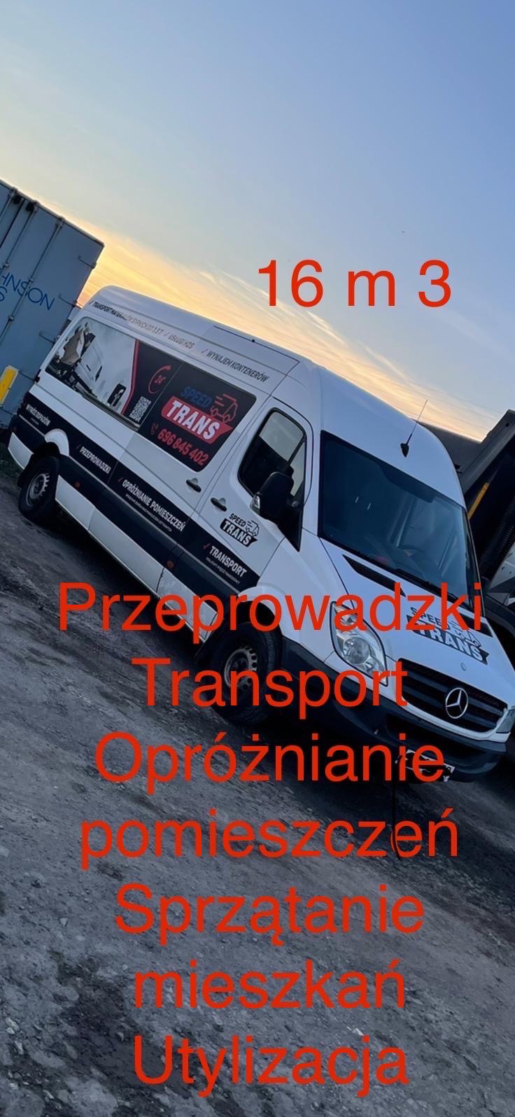 Biały samochód dostawczy z logo firmy Speed Trans, oferującej transport, z napisem 'Przeprowadzki, Opróżnianie pomieszczeń' na boku, zaparkowany na placu. W tle widoczny kontener i fragment...