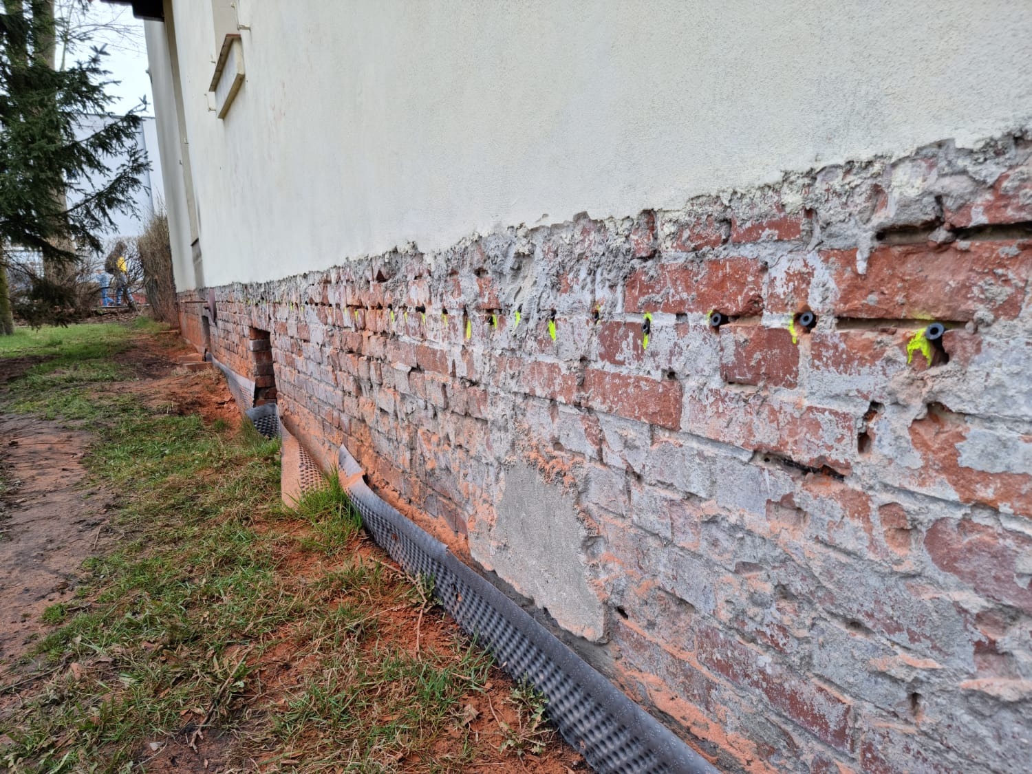 Na zdjęciu wbite pakery iniekcyjne, przelotowe pod iniekcje niskociśnieniową.