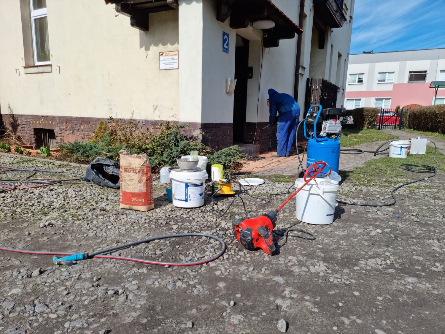 Proces przedmuchiwania zwiercić z wywierconych otworów.