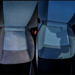 KingsClean - Fotografia typu 'przed i po' przedstawiająca siedzenie samochodowe z niebieską tapicerką w kropki, z widoczną różnicą w czystości po zabiegu czyszczenia. Po lewej stronie widoczne plamy...