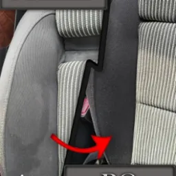 Porównanie: Fotel samochodowy po lewej stronie przed czyszczeniem, widoczny brud, po prawej stronie po czyszczeniu, wyraźna różnica w kolorze i czystości tapicerki.