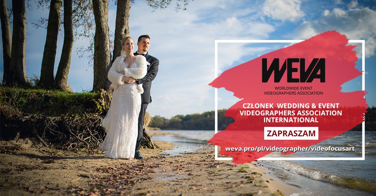 Para młoda w objęciach na brzegu jeziora, obok drzew, z nałożonym logo WEVA i tekstem reklamowym.