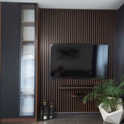 Ścianka telewizyjna z lameli oraz witryna w stylu hotelowym zachęca do odpoczynku i jest świetnym dopełnieniem wnętrze salonu. 