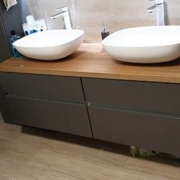 Stylowa szafka umywalkowa z blatem drewnianym i czterema szufladami. 