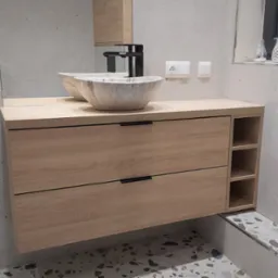 Nieduża szafka umywalkowa z szufladami.