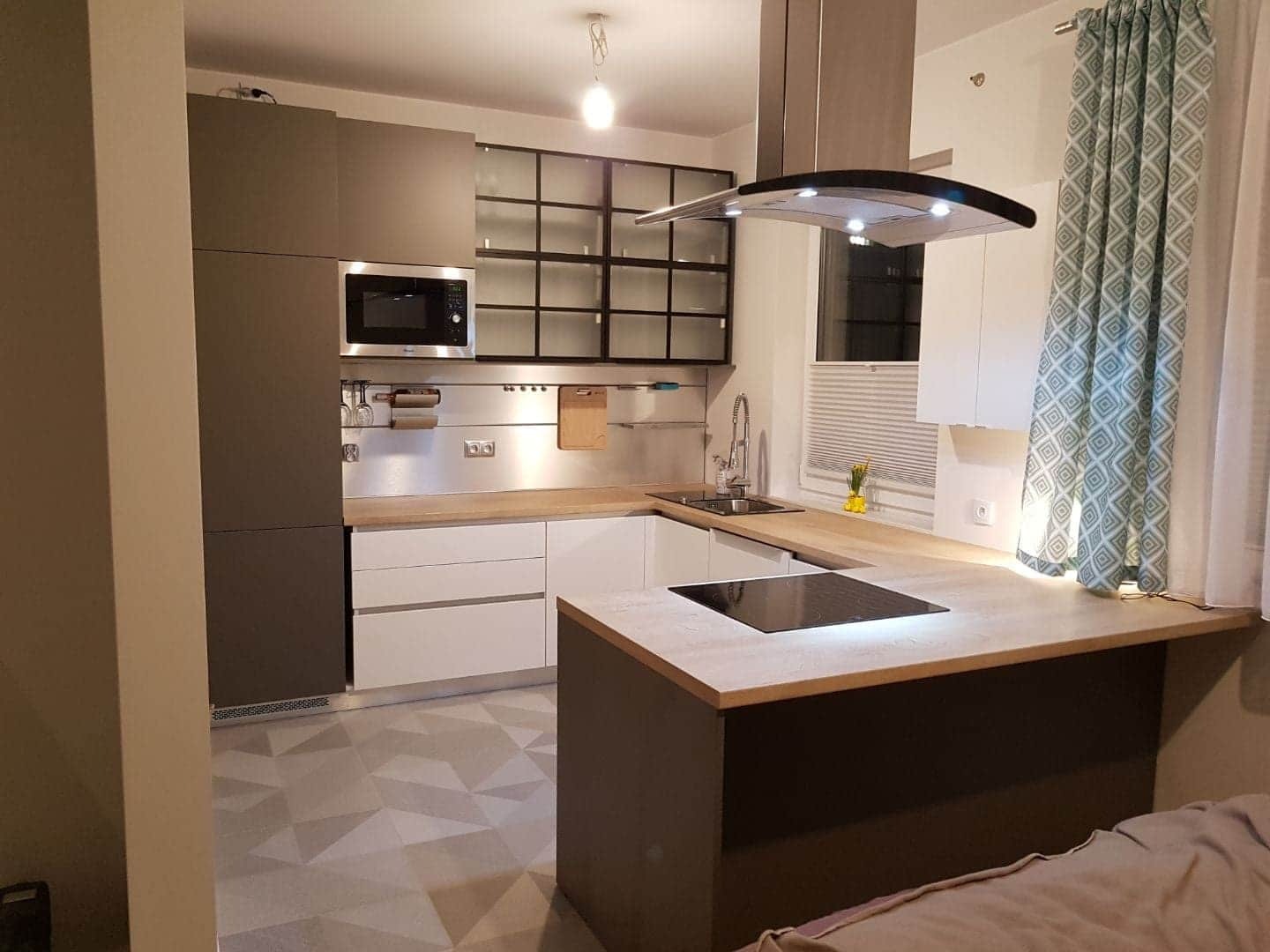 Kuchnia biało antracytowa z witrynkami w stylu loft. Nie musisz tracić widoku na salon podczas gotowania...