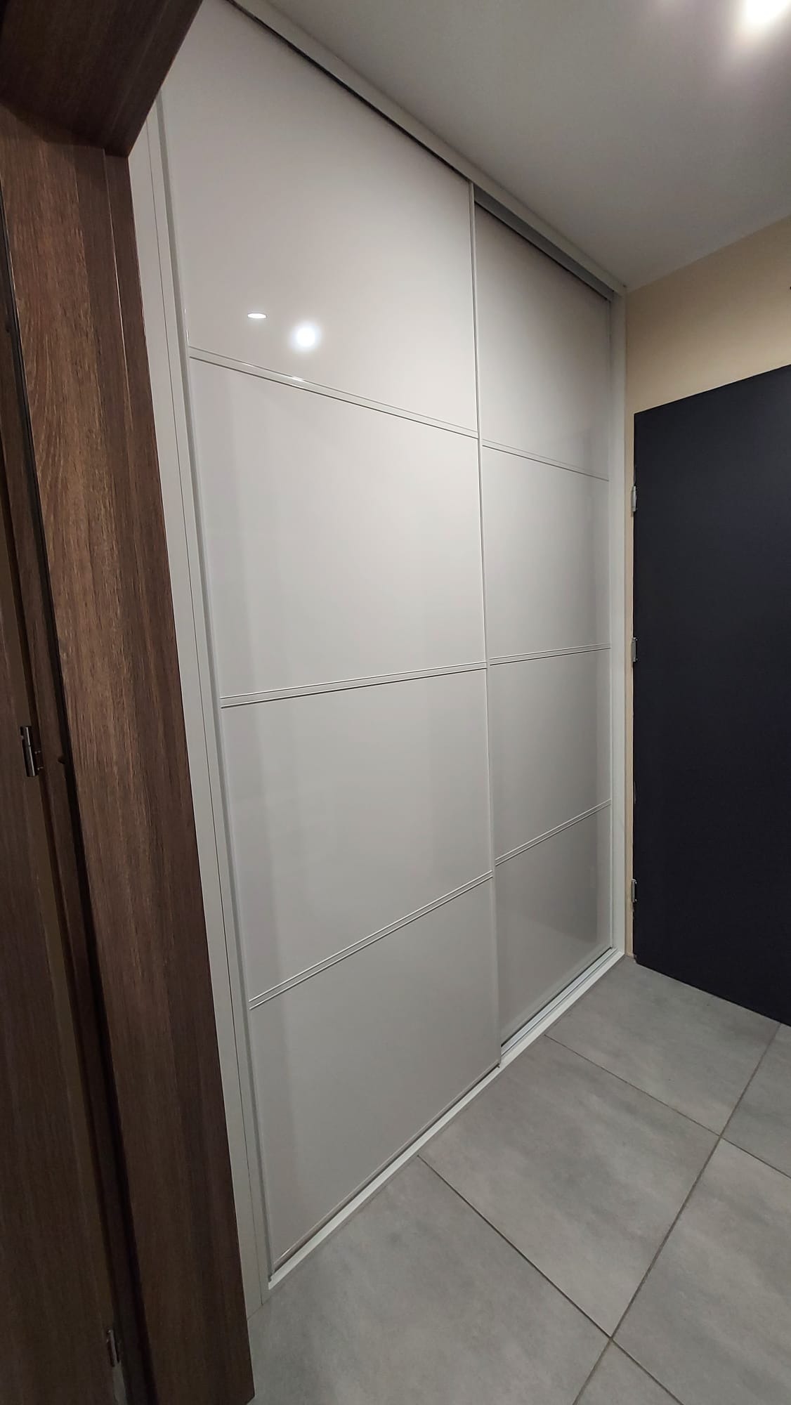 Szafa na buty oraz kurtki. Wszystko w akrylowej bieli przedzielonej szprosami.