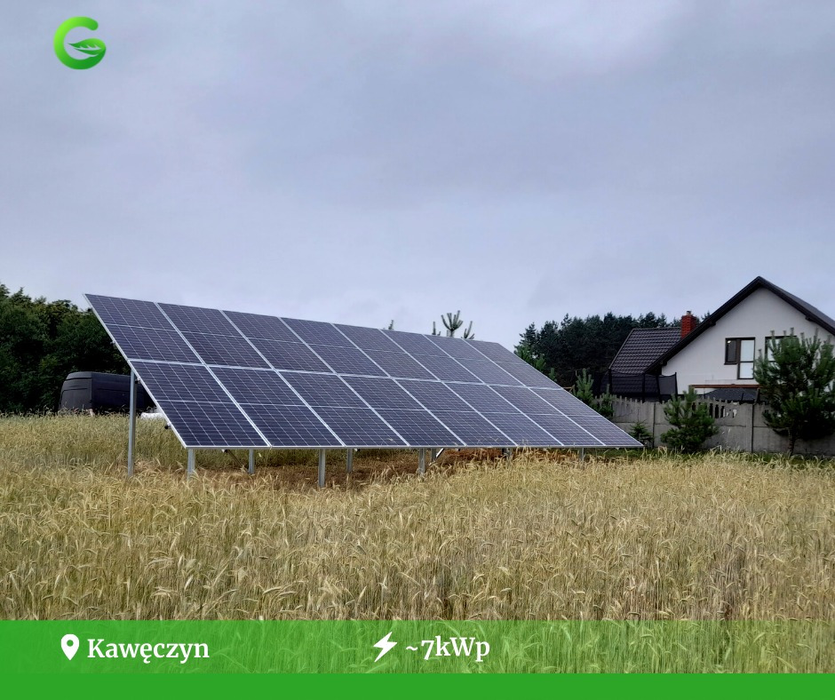 Instalacja paneli słonecznych o mocy około 7kWp na tle pola zboża i domu jednorodzinnego w miejscowości Kawęczyn, widoczny bus serwisowy.