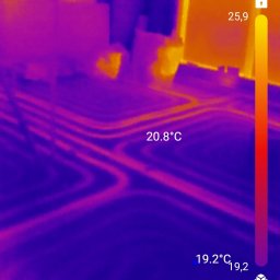Marcin Gaworek Usługi Hydrauliczne - Termowizja rur ogrzewania podłogowego, wizualizacja temperatury w kolorach fioletowym i pomarańczowym, widoczne wartości temperatur w stopniach Celsjusza.