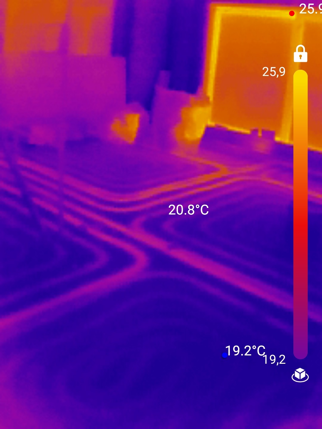 Termowizja rur ogrzewania podłogowego, wizualizacja temperatury w kolorach fioletowym i pomarańczowym, widoczne wartości temperatur w stopniach Celsjusza.