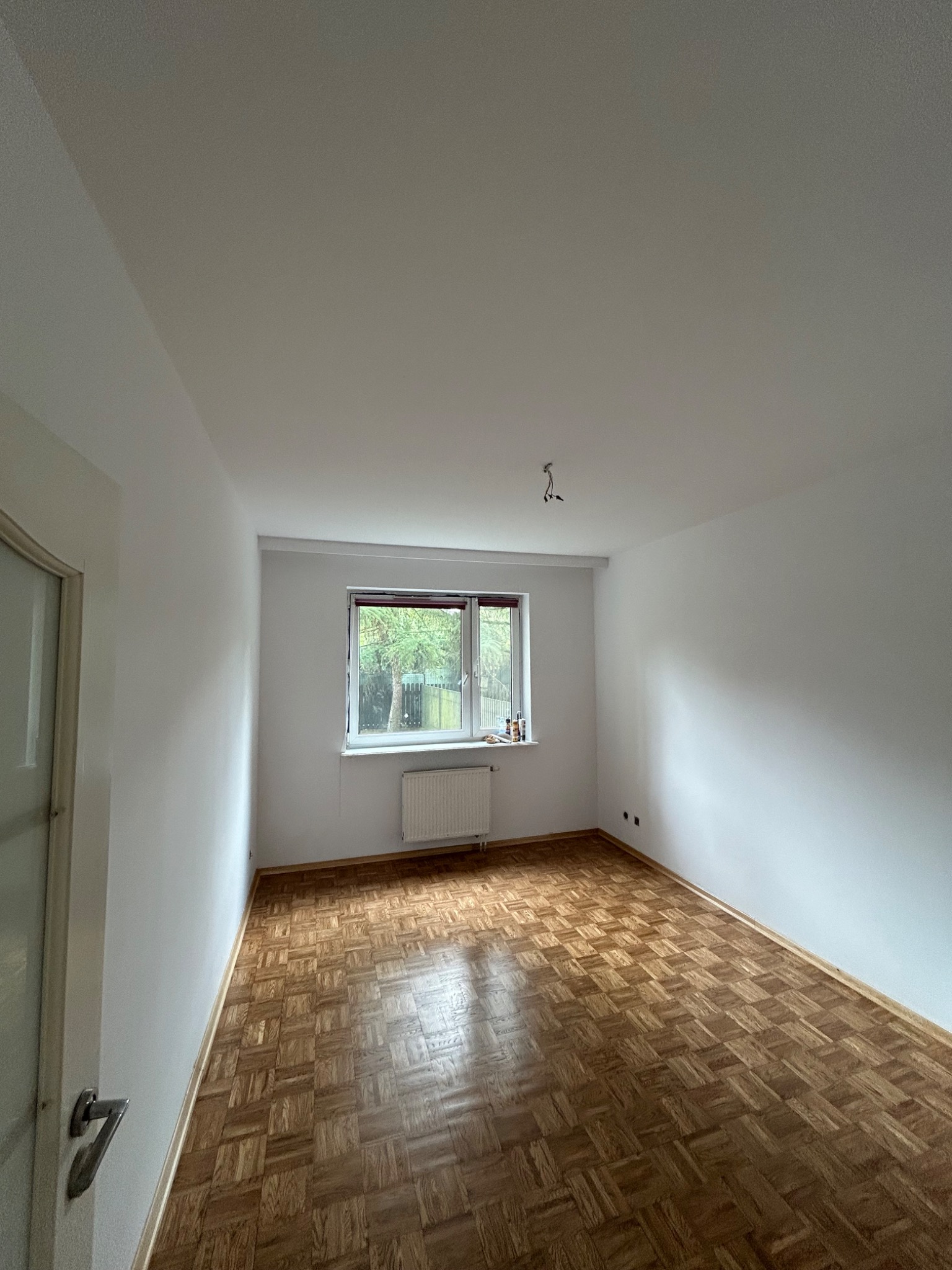 Gipsowanie ,malowanie ściany ,sufity .Renowacja podłogi - mozaika lakier bezbarwny półmat .