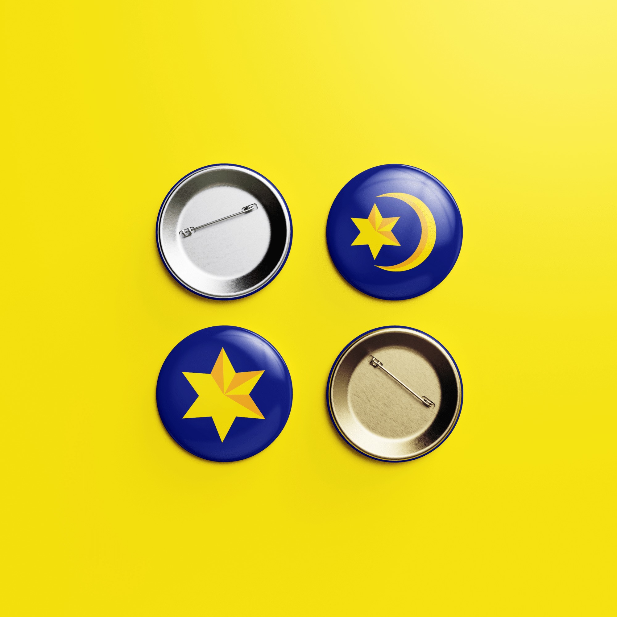 Cztery okrągłe przypinki z motywem gwiazdy i półksiężyca na intensywnie żółtym tle, ukazujące zarówno przód z grafiką, jak i tył z zapięciem.