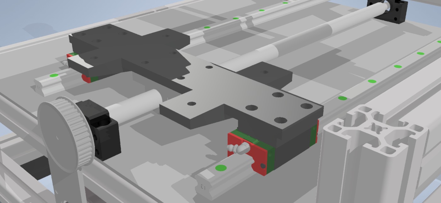 Model 3D liniowego układu napędowego z profilami aluminiowymi, wózkami liniowymi z czerwonymi i zielonymi elementami oraz kołem zębatym.