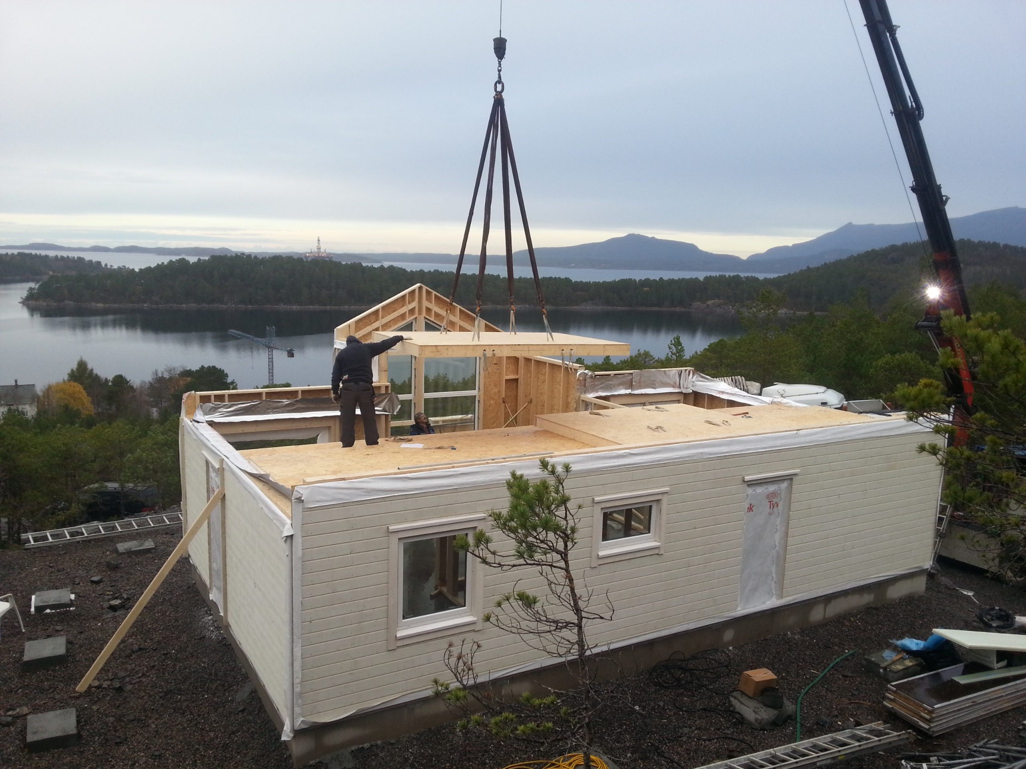 Dom szkieletowy w standardzie skandynawskim. Prefabrykacja i montaż – pewna jakość w każdych warunkach.