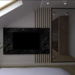 Aranżacja pokoju na poddaszu z telewizorem w czarnej marmurowej ramie, pionowymi drewnianymi panelami, lustrem od podłogi do sufitu odbijającym wnętrze szafy oraz rośliną doniczkową w białej donicy.