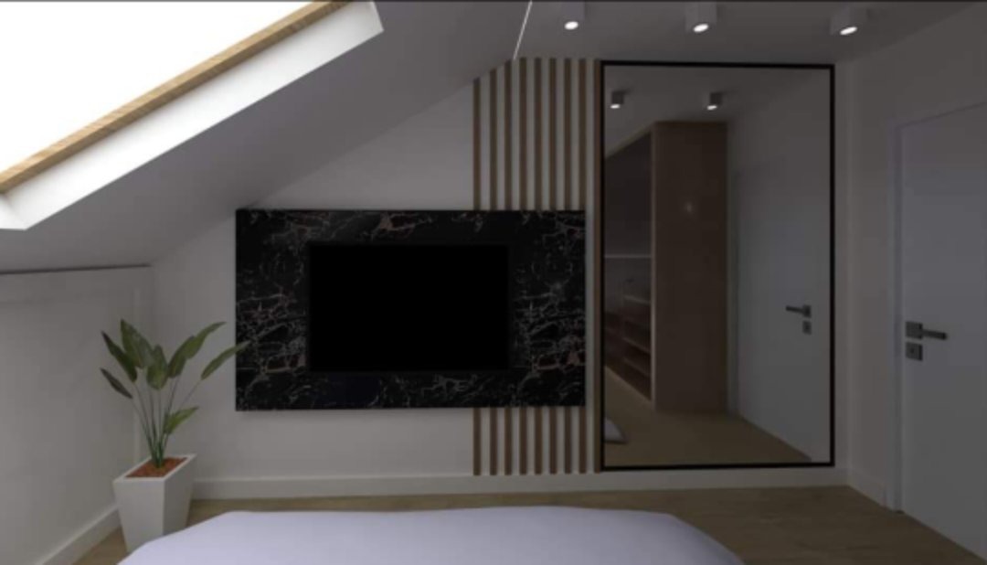 Aranżacja pokoju na poddaszu z telewizorem w czarnej marmurowej ramie, pionowymi drewnianymi panelami, lustrem od podłogi do sufitu odbijającym wnętrze szafy oraz rośliną doniczkową w białej donicy.