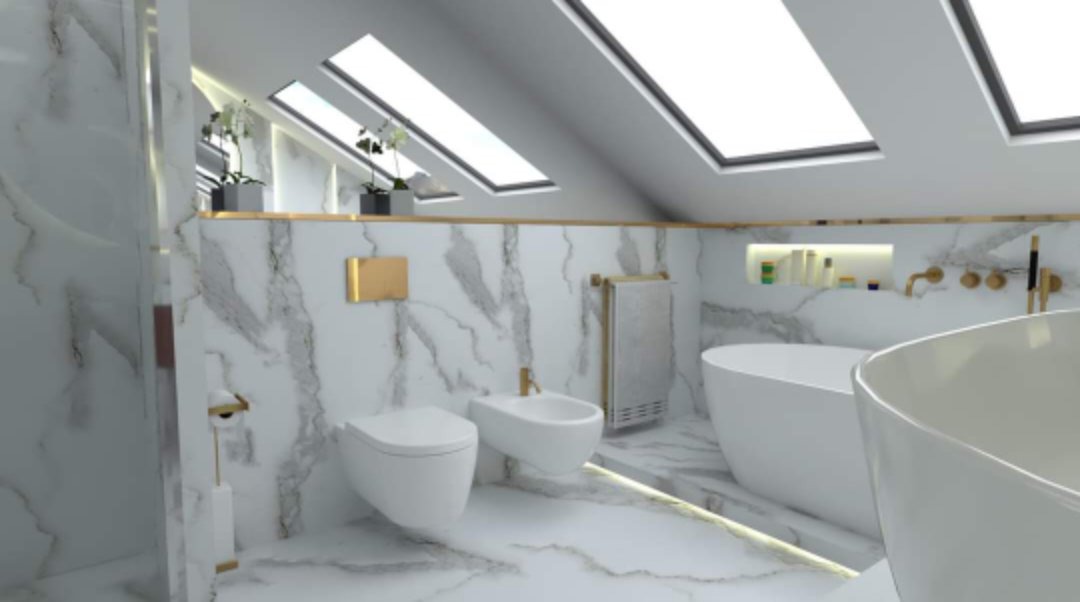 Nowoczesna łazienka na poddaszu z marmurowymi ścianami i podłogą, wyposażona w białą wannę wolnostojącą, toaletę, bidet i złote akcenty, oświetlona przez okna dachowe.