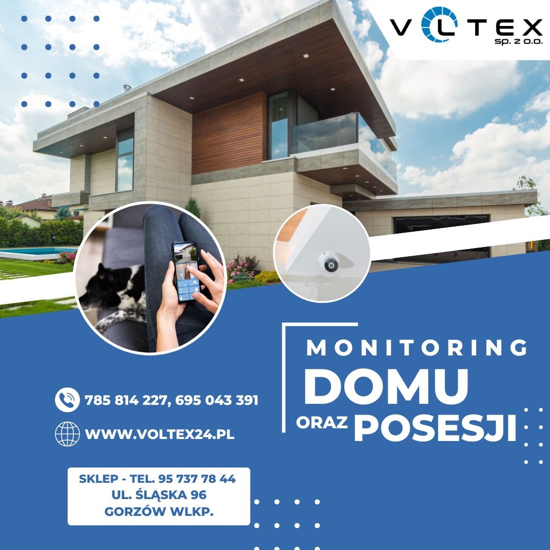 Nowoczesny dom z basenem, widok z kamery monitoringu na smartfonie trzymanym przez osobę siedzącą na kanapie obok psa, reklama firmy Voltex.