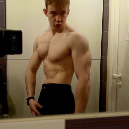 Jest to moja 10 miesięczna metamorfoza z początkową wagą ciała 70kg oraz 20-22% tkanką tłuszczową do wagi 79kg i 12% tkanki tłuszczowej.