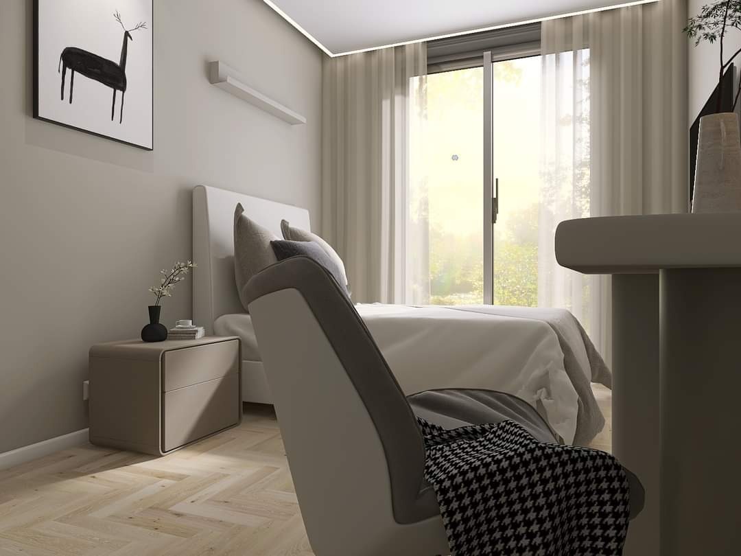 Nowoczesna sypialnia z łóżkiem, stolikiem nocnym i krzesłem, oświetlona naturalnym światłem z okna balkonowego.