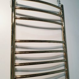 Wodny grzejnik o pięknie błyszczącej złotej powłoce z efektem lustra. Rury o przekroju okrągłym, idealne rozwiązanie dla luksusowej łazienki. Wyrabiamy grzejniki łazienkowe na indywidualne zamówienia, dostosujemy wymiary urządzenia do Waszej łazienki )